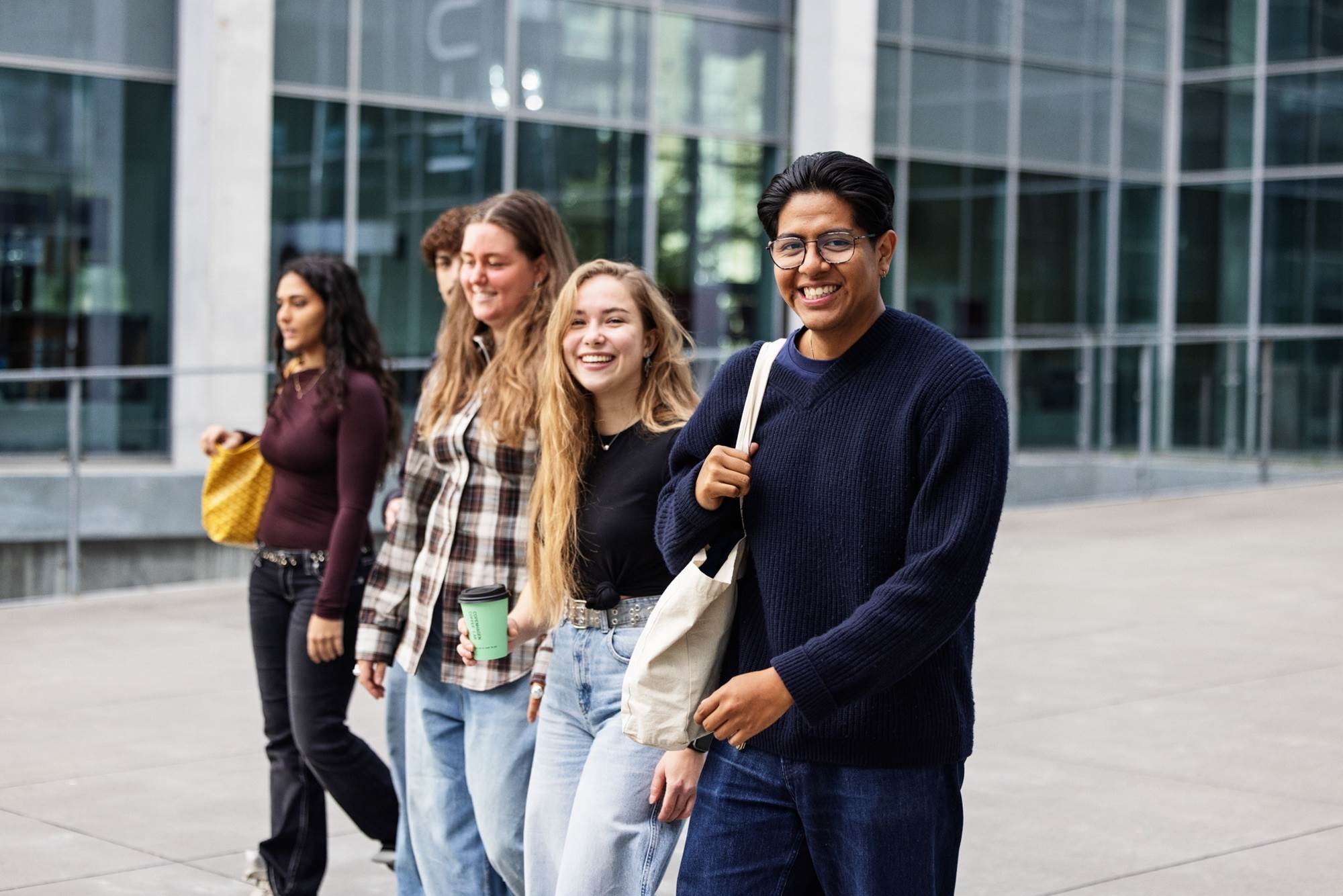 Studerende foran bygning