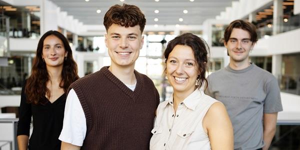 DDIT ITU-Studerende kigger i Atrium